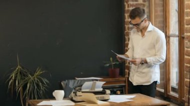 Yürüyüş olarak yazar okuma kağıtları