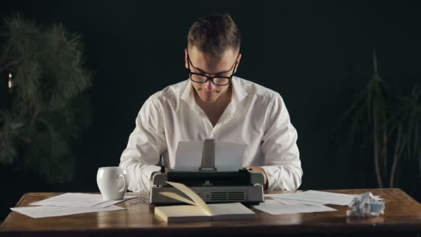 Escritor Ocupado Intelectual Tomando Una Taza Café Mientras Escribe Una — Vídeo de stock