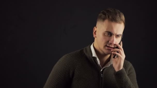 Mann spricht auf Smartphone — Stockvideo