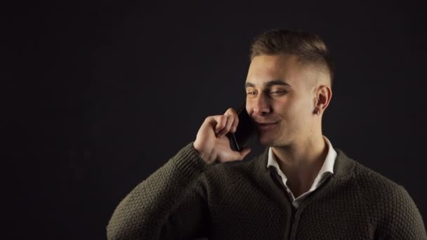 Чоловік закінчує розмовляти по телефону — стокове відео