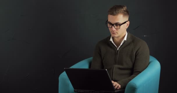 El hombre trabaja en el portátil — Vídeo de stock