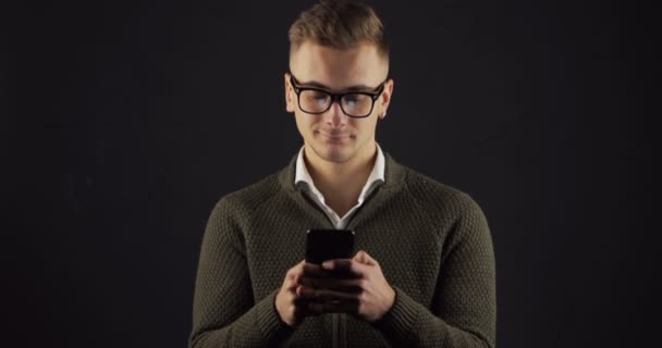 Textos de homem em Smartphone — Vídeo de Stock