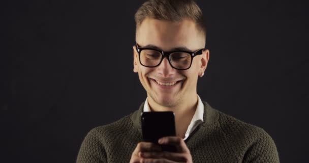 Man Chats no Smartphone — Vídeo de Stock