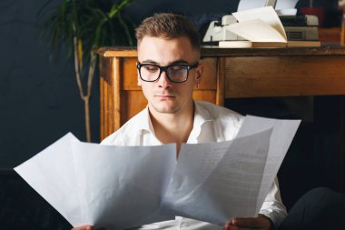 Yazar oturma ve kitabının yeni bölüm okuma