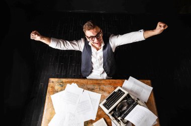 Kitap yazar daktilo kullanma