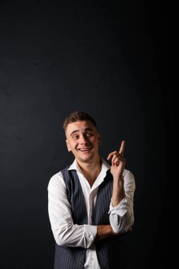 Gri arka plan üzerinde genç yakışıklı adam portresi