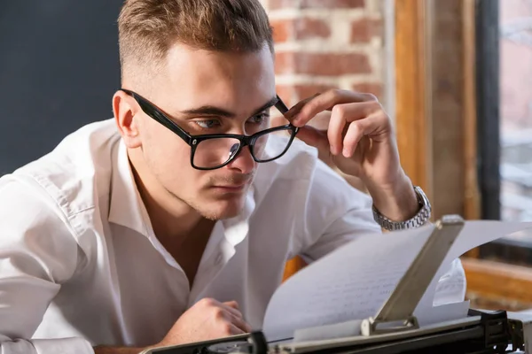 Escritor sentado y leyendo nuevo capítulo de su libro —  Fotos de Stock