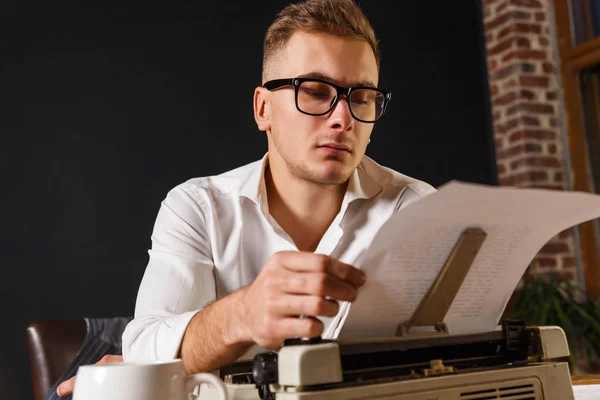 Escritor de libros comenzando su nuevo libro — Foto de Stock