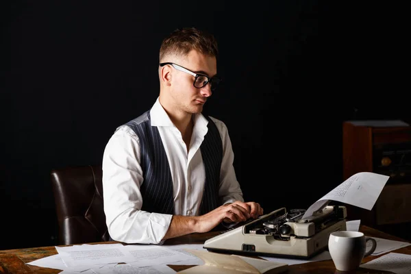 Escritor de libros usando máquina de escribir —  Fotos de Stock