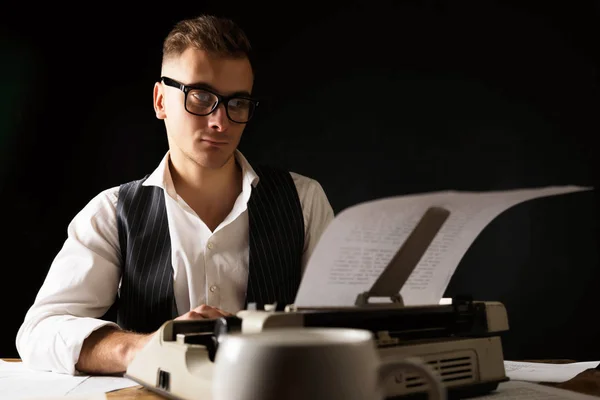 Escritor de libros usando máquina de escribir —  Fotos de Stock