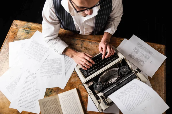 Escritor de libros usando máquina de escribir —  Fotos de Stock