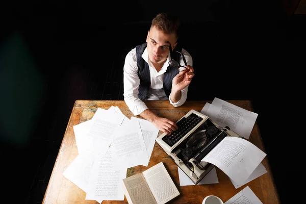 Escritor de libros usando máquina de escribir —  Fotos de Stock