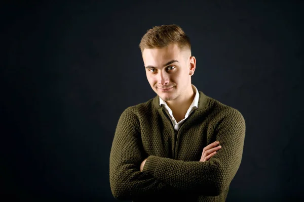 Retrato de jovem bonito homem no o Blck fundo — Fotografia de Stock