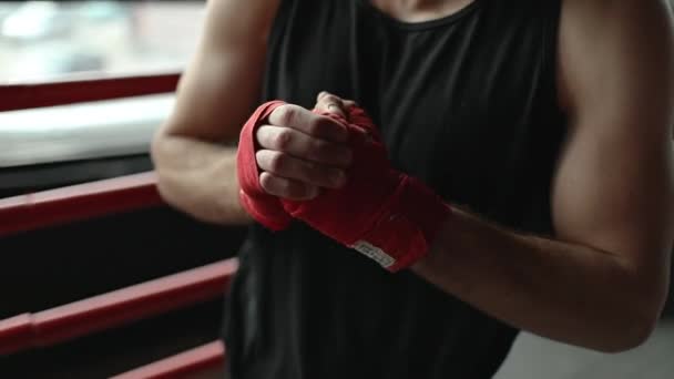 Calentar las manos antes del entrenamiento — Vídeo de stock