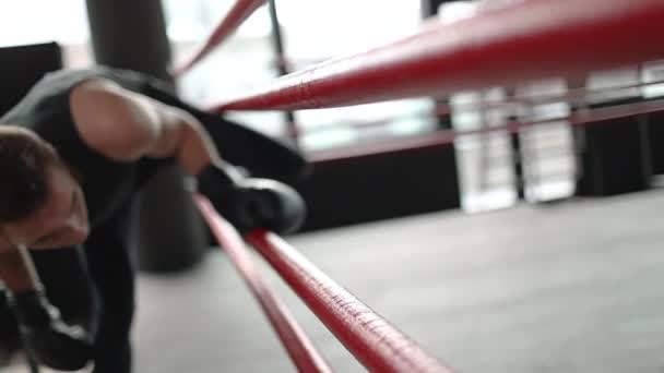 アリーナ ロープを通って行くボクサー — ストック動画