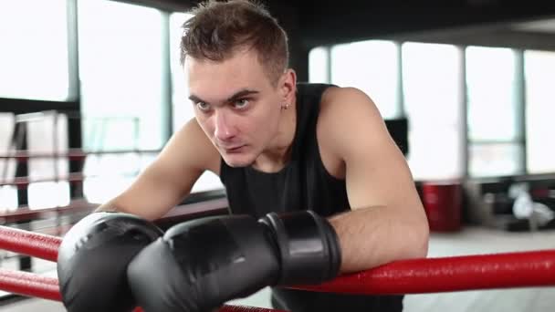 Pausa en el entrenamiento de boxeo — Vídeo de stock