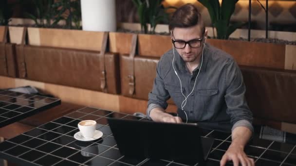 Programmerare som sitter i Cafe — Stockvideo