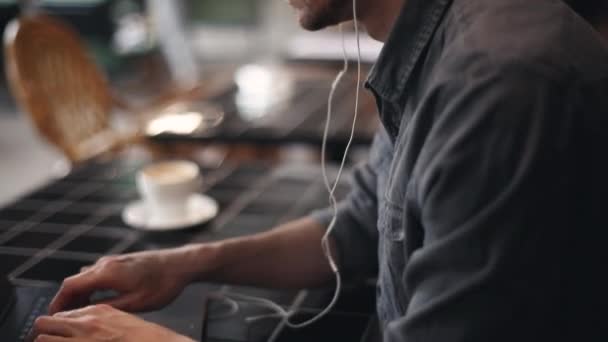 Freelancer digitando no laptop — Vídeo de Stock