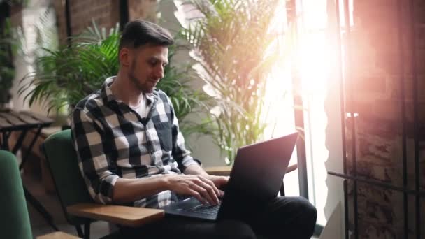 Homme entrepreneur avec ordinateur portable près de la fenêtre — Video