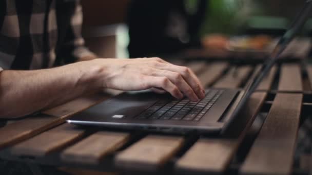 Homem freelance digitando no laptop — Vídeo de Stock