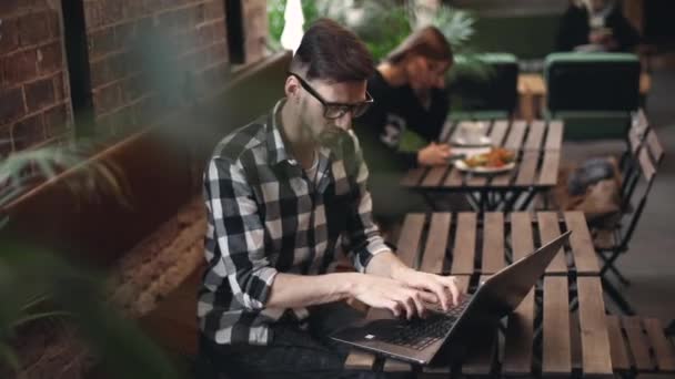 Programmerare som sitter i Cafe — Stockvideo