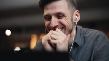 Bu Skype çağrısı olan geliştirici