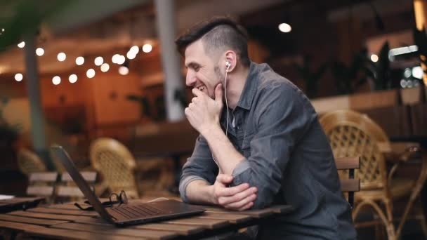 Freelancer usando computador portátil — Vídeo de Stock