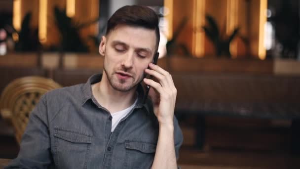 Omul vorbind pe smartphone — Videoclip de stoc