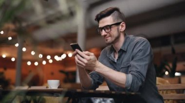 Cep telefonunuzda chat yapan adam