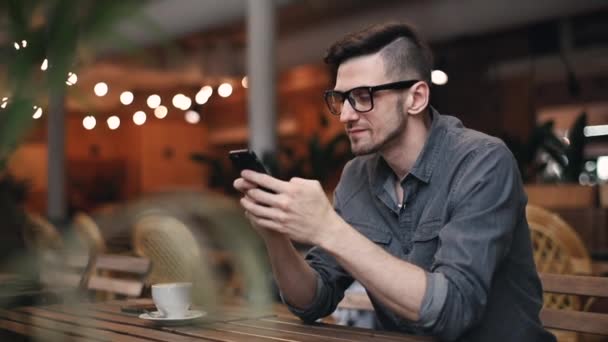 Hombre escribiendo algo en el Smartphone — Vídeos de Stock