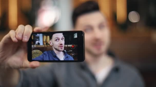 Homem-blogueiro falando sobre o vídeo por Smartphone — Vídeo de Stock