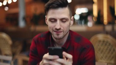 Adam telefonda hızlı yazarak