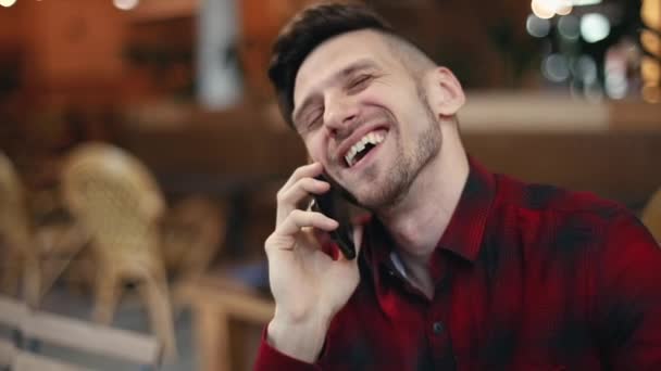 Conversation joyeuse sur le Smartphone — Video