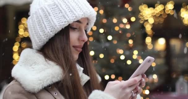 Mensajes de texto al aire libre con Smartphone — Vídeos de Stock