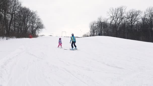 Skitrainer Skifahren mit Kind — Stockvideo