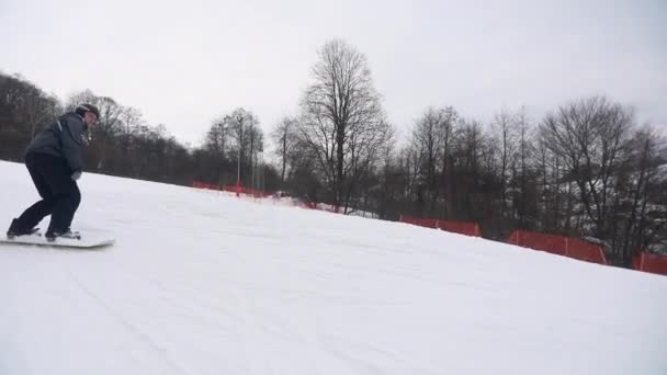 Повільний рух людини на лижах Даунхілл — стокове відео