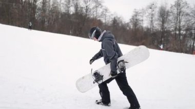 Dağlarda yürüyüş snowboarder