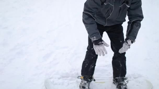 Snowboarder krijgen tot Start skiën — Stockvideo