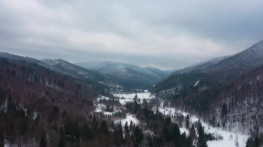 Dağların Üzerinde Uçan Drone Karla Kaplı
