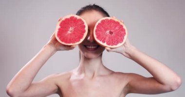 Kız gözleri greyfurt dilim gizleme