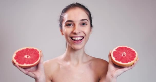 Krásná dívka držící šťavnatý Grapefruit — Stock video
