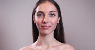 Aletleri yakın yüz makyaj ile kız