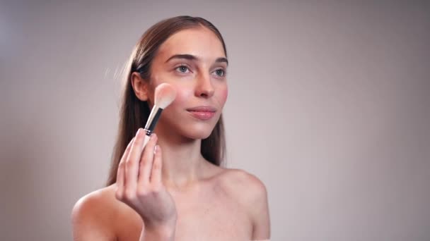 Retrato Chica Hermosa Usando Maquillaje Cepillo Las Mejillas — Vídeos de Stock