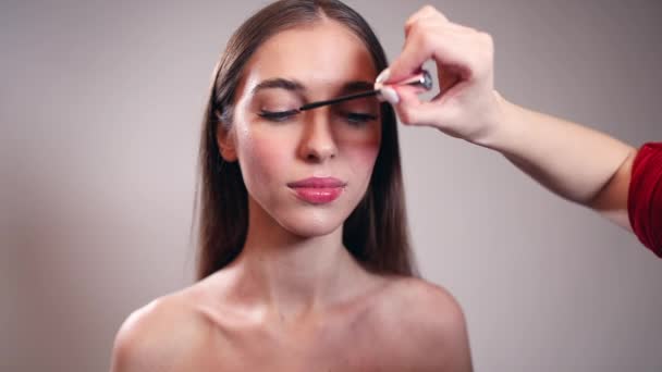 Flicka sätta Mascara på ögonfransarna — Stockvideo