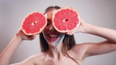 Kız gözleri greyfurt dilim gizleme