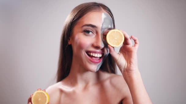 Mooi meisje ogen achter citroen segmenten verbergen — Stockvideo