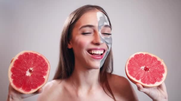 Vacker flicka håller saftig grapefrukt — Stockvideo