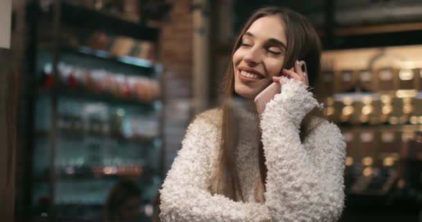 Krásná dívka, usmívající se přitom mluví o telefonu — Stock video