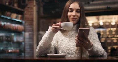 Kız Cafe Kahve İçme ve Smartphone kullanarak