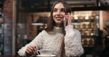 Cafe telefonda konuşan kız